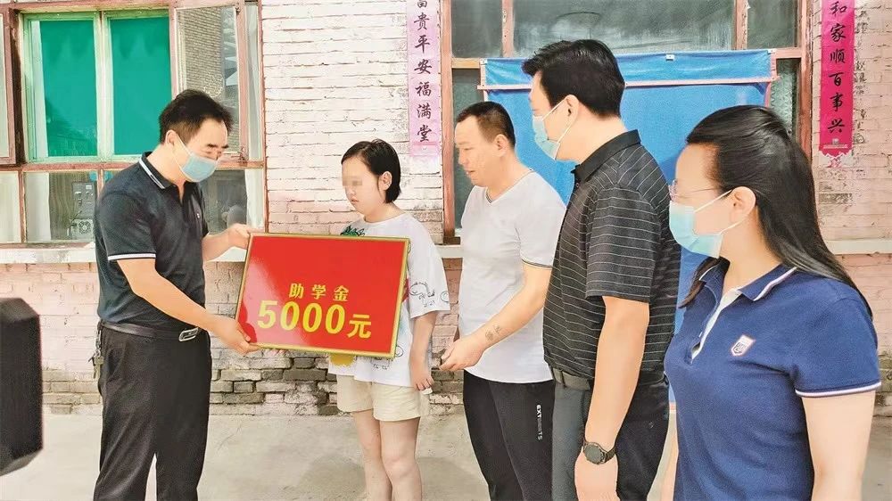 图为残联工作人员上门为残疾人大学生发放扶残助学圆梦金